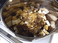 高圧鍋に牛すじ肉、大根、こんにゃく、そして調味料、水を加え軽く混ぜ合わせます。