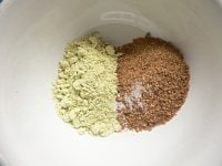 粉黒砂糖、きな粉、塩を混ぜて、豆腐白玉団子にかける。