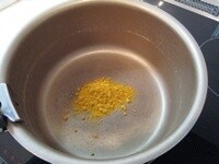 最初にカレー粉を炒めて、風味をUPさせます