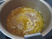 お湯300ccを入れ煮立ったら、溶けやすいようにブイヨンを手で崩しながら入れます。鶏ガラスープの素、ブルーベリージャムを溶かし弱火で5分煮込みます。