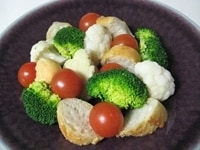 野菜は食べやすいサイズに切り、茹でます。バゲットは一口大に切ります。