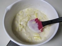 小鍋にホワイトソース、牛乳、チーズを入れ、混ぜます。