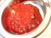ダイスカットされたトマトは裏ごしし、余分な種や皮を取り除く。裏ごししたトマトには塩をあわせておく。