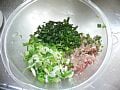 ニラと長ねぎをみじん切りにする。ボウルにひき肉とみじん切り野菜を入れる。 