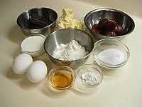 チョコレートとバターは細かく刻みます。<br />
薄力粉とベーキングパウダーは合わせて2回ほど振るっておきます。<br />
牛乳と卵は常温に戻しておきます。<br />
<br />
焼き型の側面にバター（分量外）を薄く塗り、その上から全体に薄力粉をふりかけ、余分な粉は落とします。<br />
渋皮煮は5個は荒く刻み、飾り用として5個は丸のままにします。<br />
オーブンは160度の予熱をしておきます。