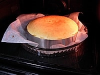 オーブンは160度に予熱しておきます。天板に平皿の半分の高さまでお湯を注ぎオーブンで45分、表面に焼き色がつくまで焼きます。（オーブンにより焼き時間を調整してください）