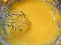 ボールに卵黄とグラニュー糖を入れ、全体が白っぽくなるまで混ぜます。そこに薄力粉を入れて混ぜ合わせます。