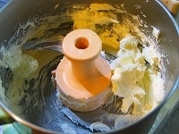 薄力粉はふるいにかけ、またバターは常温に戻しておきます。<br />
<br />
バターをフードプロセッサーに入れ、何度かカッター刃を回転させて柔らかくなめらかにします。<br />
砂糖と塩を入れて、また何度か回転させ、卵を入れてさらに混ざるまで数度回転させます。