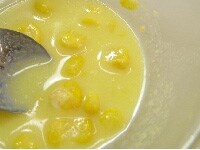 コーンスープは熱湯を加えて溶かしておく