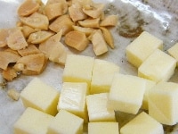 チーズを1cmの角切り、ピーナッツも粗く刻んでおく<br />