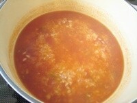 鍋に炊きあがったマンナンヒカリ2/3を入れ、しばらく煮込む。<br />