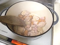一口大に切った鶏肉、2cm長さに切ったソーセージ、2cm巾の拍子切りのベーコンを入れよく炒めます。<br />