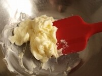 バターをシリコンへらで練り、クリーム状になったら、きび砂糖を2～3回に分けて加え、その都度バターとよく混ぜ合わせます。<br />