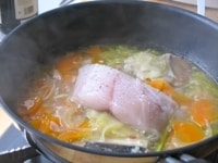 塩（分量外：魚の切り身の1％程度）とこしょうをした魚の身を載せ、フタをして、火が通るまで蒸し上げる。アラとパセリの軸をを取り除き、皿に盛って完成。<br />