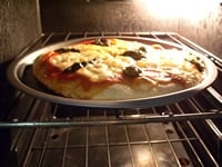250℃のオーブンで約10分焼き上げる。 8分位で一度ふちが焦げてないか確認して下さい。焦げていたらオーブンから出して大丈夫です。