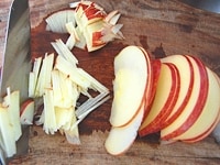 りんごの芯を取り除き、皮つきのまま千切りにします。<br />