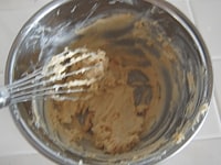 ボールにバターを入れ、クリーム状になるまでゴムベラで混ぜます。<br />
<br />
きび砂糖を数回に分けて加え、ふわっとするように泡だて器ですり混ぜます。<br />
<br />
