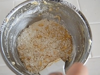 溶きほぐした卵を少しずつ加え、そのつど泡だて器でよく混ぜます。 <br />
<br />
ふるった小麦粉とベーキングパウダーを3回に分けて加え、ゴムべらでさっくりと切るように混ぜます。 <br />
<br />