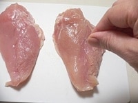 鶏肉を水でサッと洗って水気をふき取り、両面に塩を少量ずつふりかける。<br />