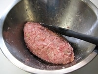 ひき肉にたまねぎ、牛乳と合わせたパン粉、塩、こしょう、ナツメグを加え、よく混ぜます。<br />