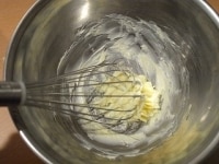生地を作ります。ボウルにバターを入れ、泡立て器でクリーム状にし、グラニュー糖を加えてよくすり混ぜます。<br />