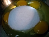 大きめのボウルに常温の卵とグラニュー糖を入れる。