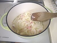 鍋を中火にかけオリーブオイルを入れます。ベーコン、玉ねぎを炒めます。<br />