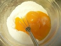 卵黄を加えて練り混ぜる。