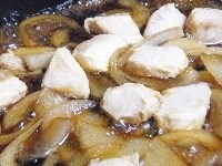 小さめのフライパンにだし汁、しょう油、酒、砂糖、みりんを加え煮立たせ、玉ねぎ、鶏肉を加えて2～3分中火で煮る 