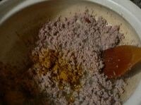 土鍋にサラダ油、半分に折って種を取った赤唐辛子、にんにく、ひき肉を入れて火にかけ、ぽろぽろになるまで炒める。 次にカレー粉を入れて1分ほど炒めて香ばしさを出す。