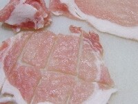 豚肉薄切りを2～3ｃｍ幅に切る