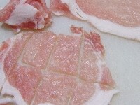 豚肉薄切りを2~3cm幅に切る