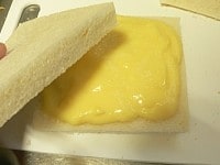 パンにカスタードクリームを大さじ2～3杯塗ってサンドする。