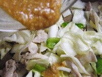 野菜がしんなりしたら、合わせた調味料を加えて炒め合わせる
<br>お弁当箱に詰めたごはんの上に、回鍋肉(ホイコーロー)をのせる