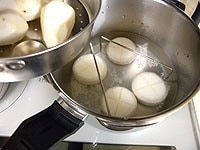 大根と里芋は圧力鍋で2段調理をします。圧力鍋に大根と米、水200cc入れ、そこに三脚を置きます。すのこに里芋を入れ三脚の上にのせます。