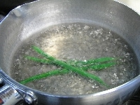沸騰した湯に塩少々加え、いんげんをゆで、軸を除いて3cm幅に切る