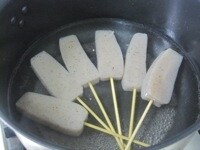 こんにゃくを食べやすい大きさに切って串に刺し、熱湯でゆがく。