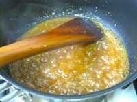 味噌と日本酒、みりんを鍋に入れて弱めの中火にかけ、とろみがつくまで混ぜ、火を止める。