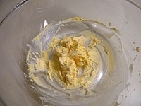 バター、砂糖を混ぜ合わせ、卵黄を加え混ぜる