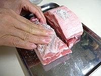 粗塩、黒コショウ、砂糖をあわせ肉の全面によくすり込みます。 