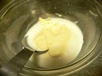ボウルにアイオリソースの材料のマヨネーズ、おろしニンニク、牛乳を入れて混ぜる。