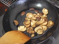 マッシュルームのいしづきを取ったら薄切りにし、熱したフライパンにオリーブオイル大さじ1を入れ、こんがりと炒め、仕上げに塩こしょうで味付けをします。<br />
