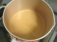 小鍋に酢、みりん、砂糖を加え、ひと煮立ちさせて甘酢を作り、火を止めたら、冷まします。<br />