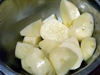 ジャガイモは水にさらし、乱切りにし、水気を切ったあと、オリーブオイルでマリネしておく。<br />