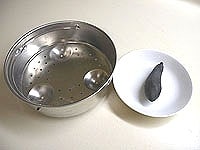 圧力鍋で豆類を煮るときは、付属のすのこを落し蓋のように使います。<br />
<br />
また、黒豆を色よく仕上げるのに、錆びた釘や、ガイドは南部鉄器のなす型を使っています。<br />
