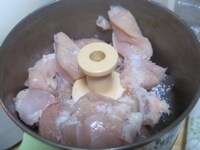 鶏肉と塩をフードプロセッサーに入れてひく。長芋はすりおろし、生姜は千切りにし、針生姜にする。<br />
<br />