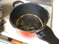 圧力鍋に調味料を入れ、煮立てる