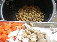 内釜の底に大豆を入れ、油揚げ、椎茸などの舞い上がりそうなものを入れ、 人参などの硬い材料を入れ、最後に煮崩れしやすいカボチャを入れる。 