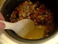 40分ほど炊いたら蓋をあけて見て、柔らかくなってればスイッチを切って味噌で味付ける。 