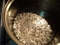スポンジを焼いている間、シロップを作ります。手なべに分量のグラニュー糖、水を入れ煮とかします。